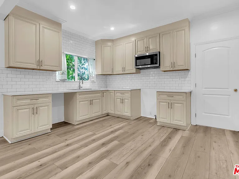 261 W 43rd Pl — Photo 9