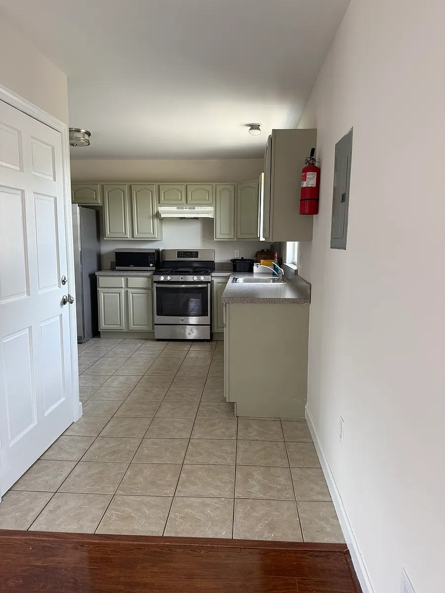 Building Photo - 530 5th Ave #2