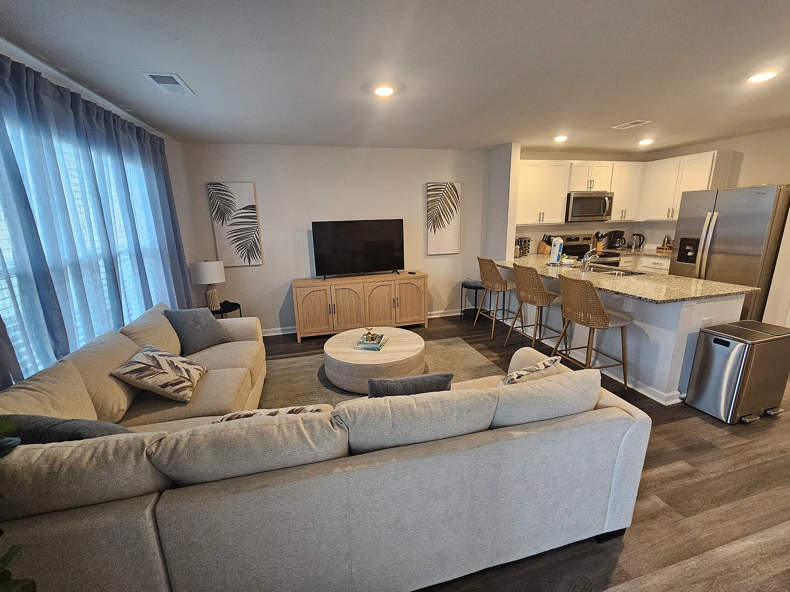 3 bed, 2.5 bath, 1418 sqft, $2,300 — Photo 2