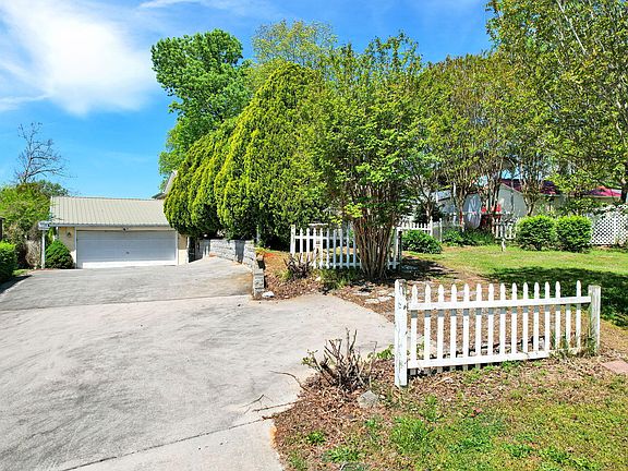 3rd image of 691 Lakehaven Cir