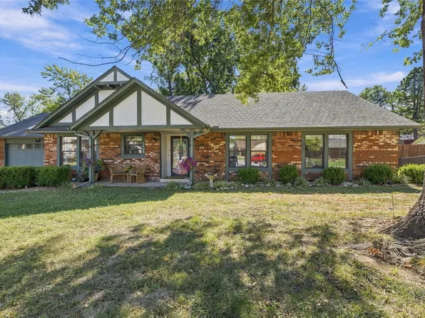 1202 Oklahoma Pl, Claremore, OK 74017