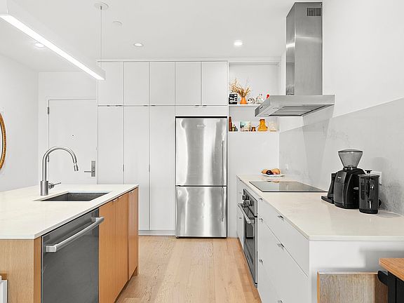 5th image of 762 Park Pl APT 3A