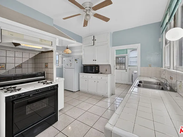 2215 W 21st St — Photo 25