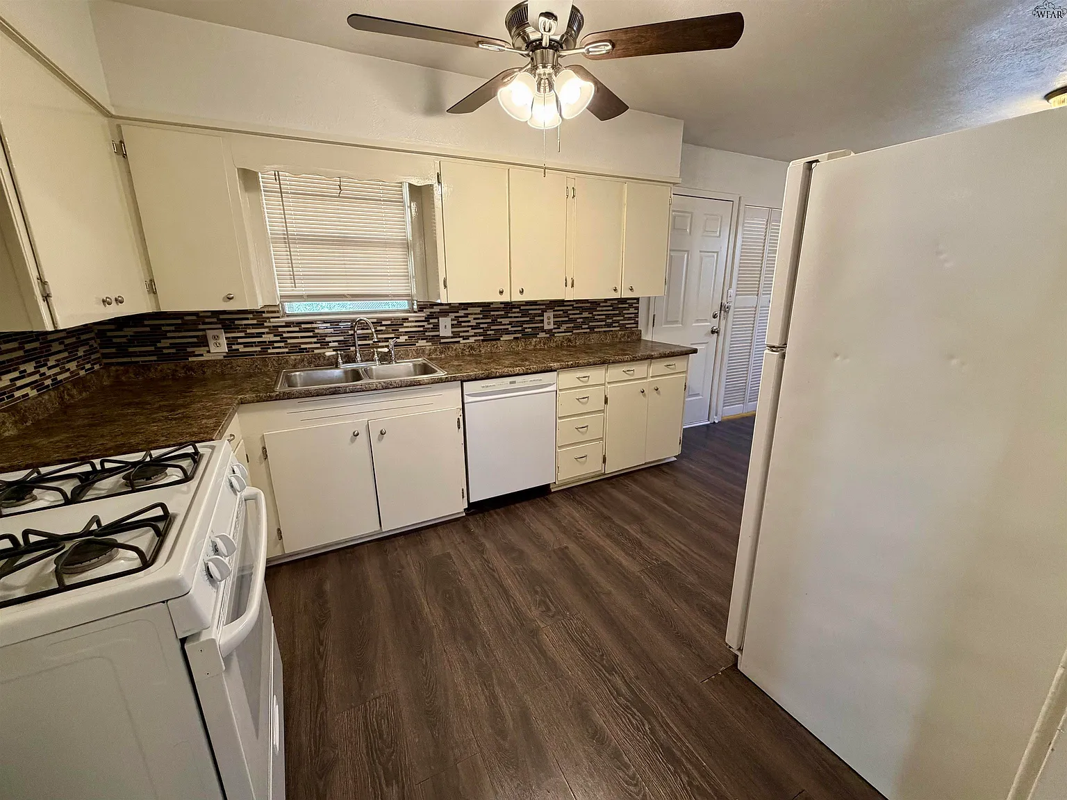 3 bed, 2.0 bath, 1030 sqft, $1,495 — Photo 3