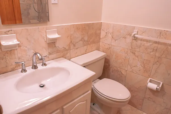 Rented by Perry Associates NYC Inc | media 18