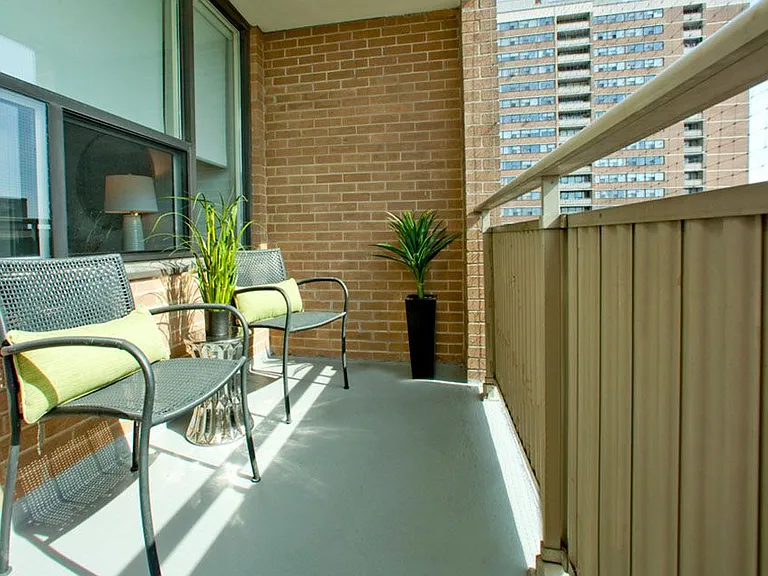 2575 Danforth Ave — Photo 22