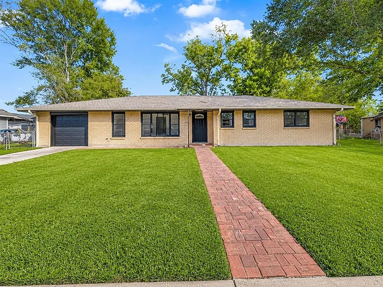 2707 Tupelo St — Photo 1