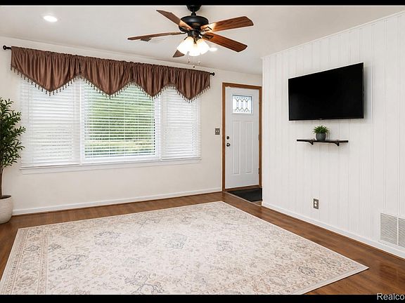 5th image of 26536 Palmer Blvd