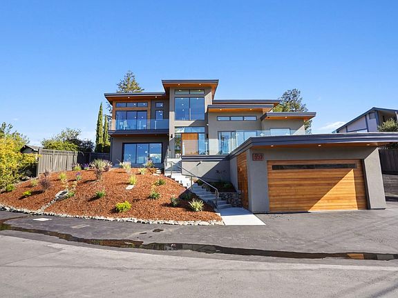 3rd image of 550 Lakeview Way