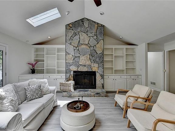 5th image of 421 Oakleaf Trl