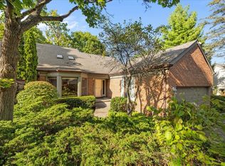 8 Warrington Dr, Lake Bluff, IL 60044