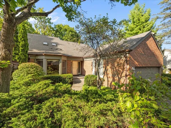 8 Warrington Dr, Lake Bluff, IL 60044
