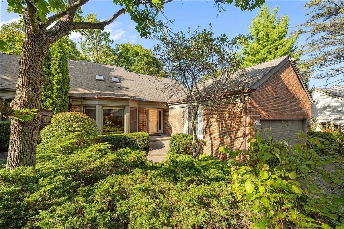 8 Warrington Dr photo 1