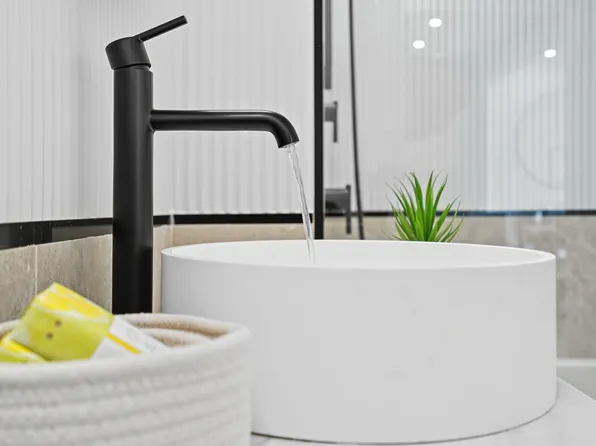 19 North Henry Street image 9 of 28