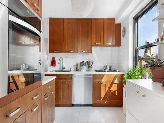 Sold by Sotheby's International Realty | media 32