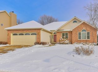 814 Wintergreen Dr, Aurora, IL