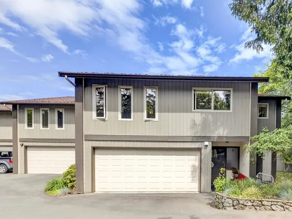 946 Selkirk Ave #1, Esquimalt, BC V9A 2V1