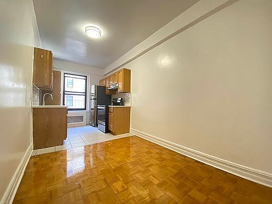 3rd image of 1035 Washington Ave APT 2J