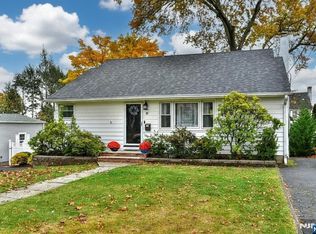 82 Grove St, Waldwick, NJ 07463