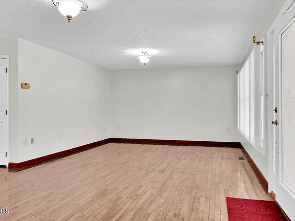3rd image of 1296 Mountain View Rd