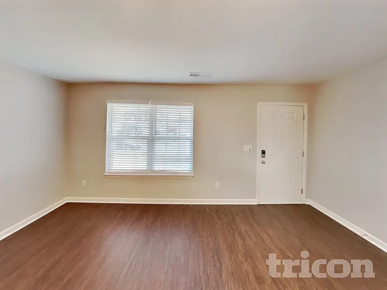 1505 Hamilton Hills Dr — Photo 3