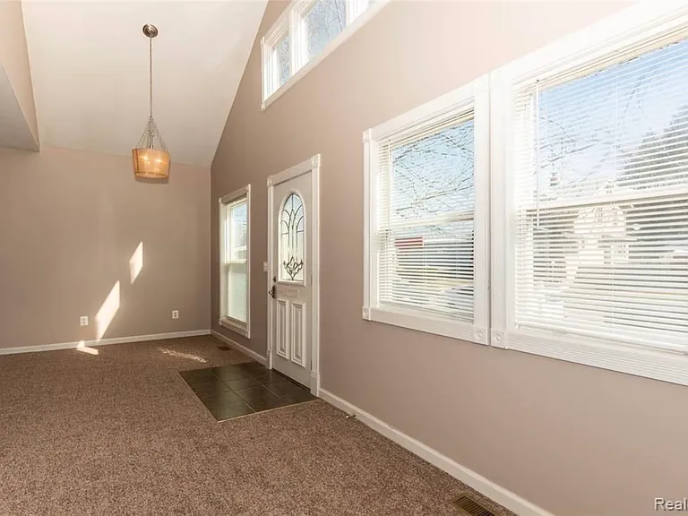 118 S Laurel St — Photo 3