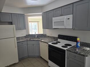 8709 W Ballard Rd APT 301, Des Plaines, IL 60016