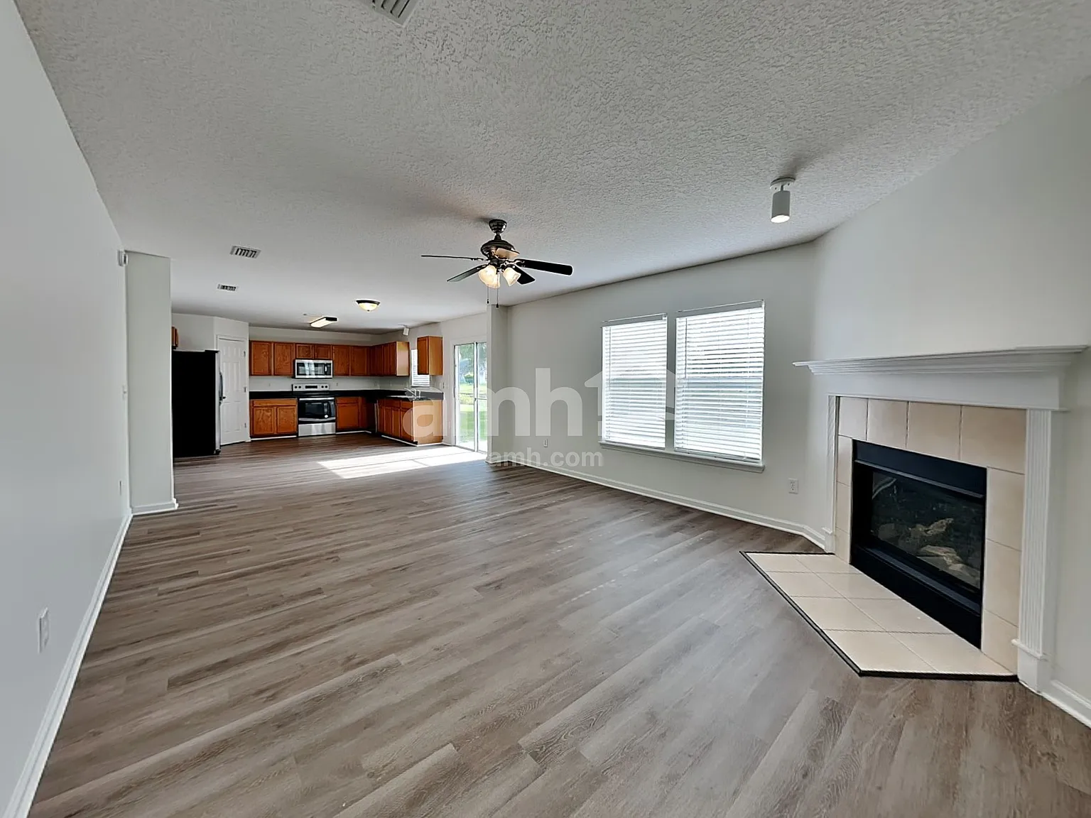4 bed, 3.0 bath, 2299 sqft, $2,410 — Photo 4