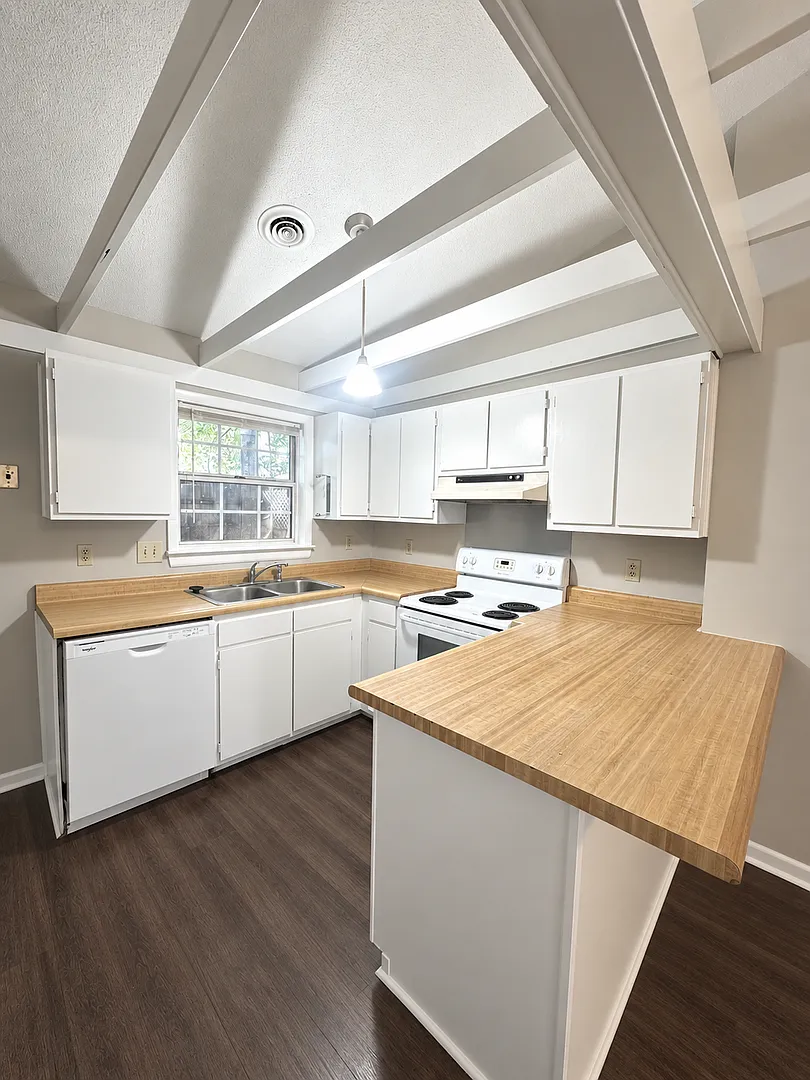 721 Varsity Drive — Photo 4