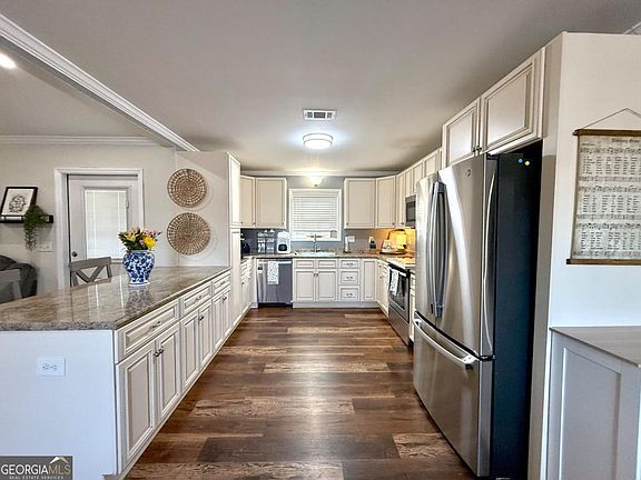 5th image of 413 Honeysuckle Way