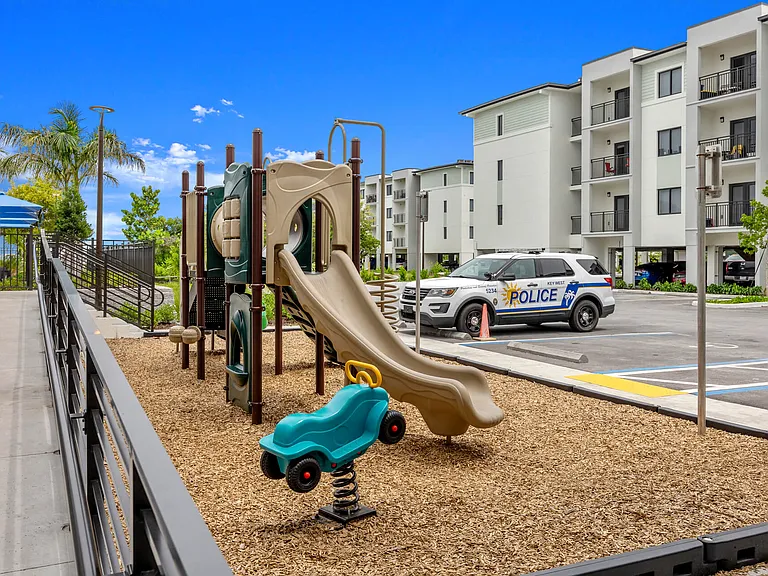 Wrecker's Cay Apartments — Photo 24
