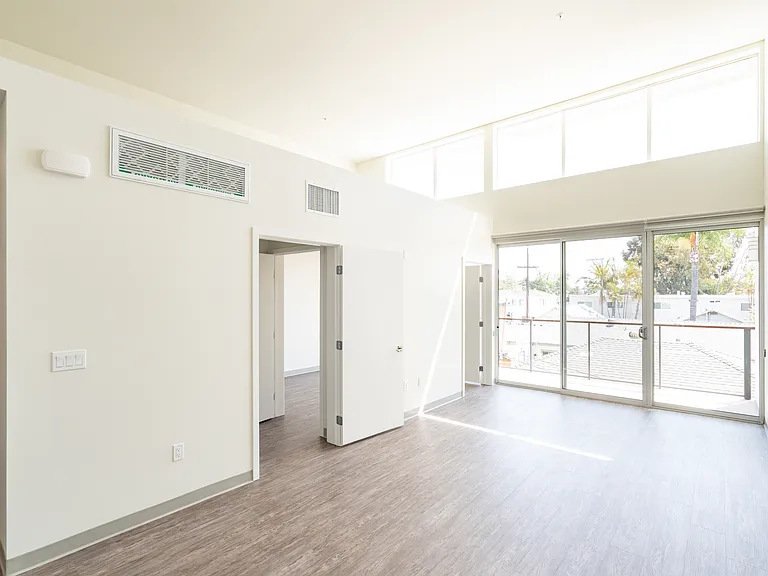2828 Broadway — Photo 48