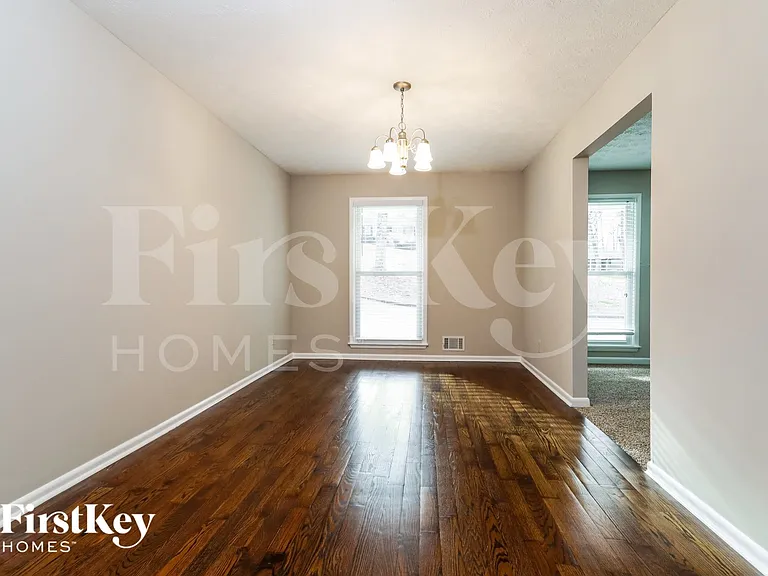 2324 Sussex Ct — Photo 5