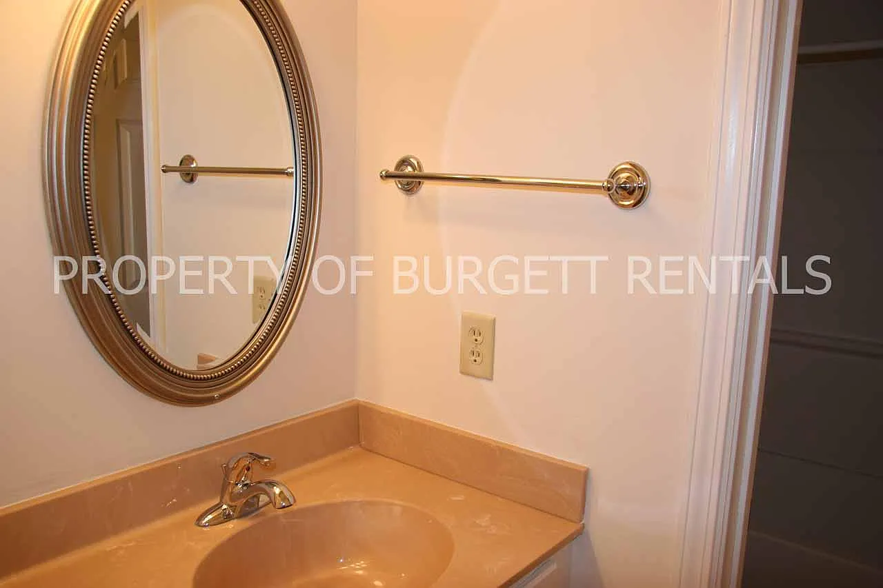 324 W Lutz Ave — Photo 4