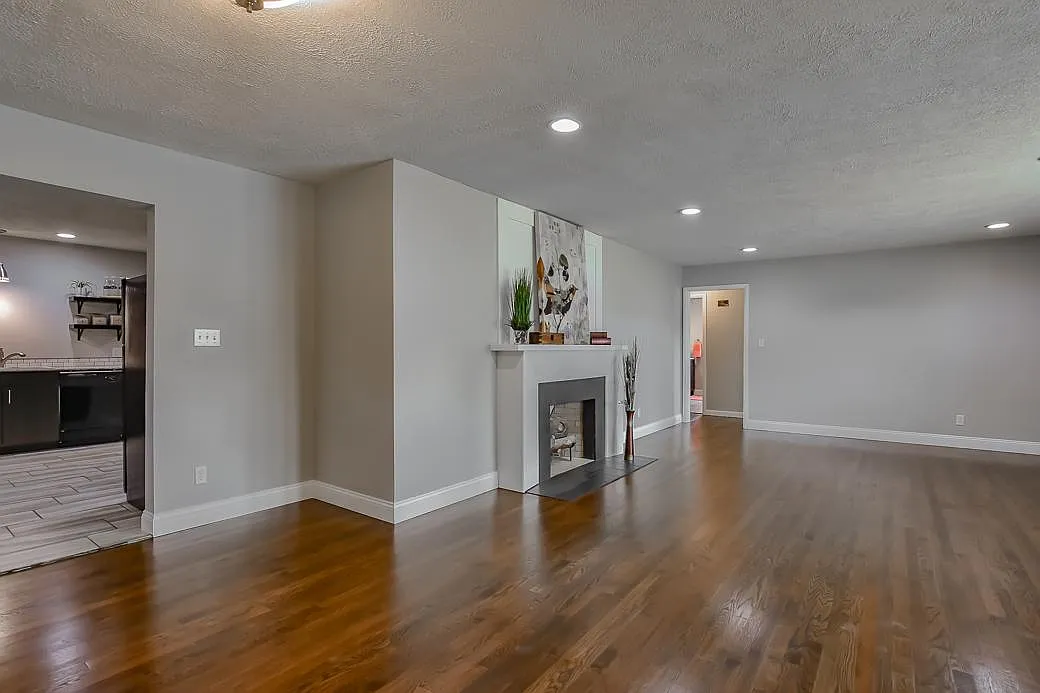 4 bed, 2000 sqft, $2,400 — Photo 2