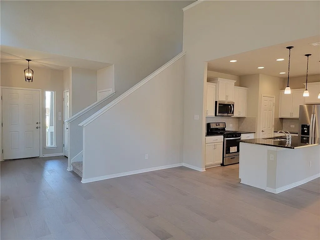 4 bed, 3.5 bath, 2512 sqft, $2,300 — Photo 3