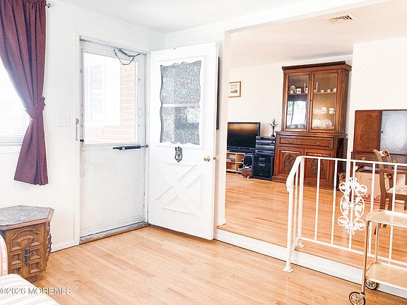 2nd image of 16 B Dove Street