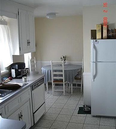 white kitchen / kitchenette