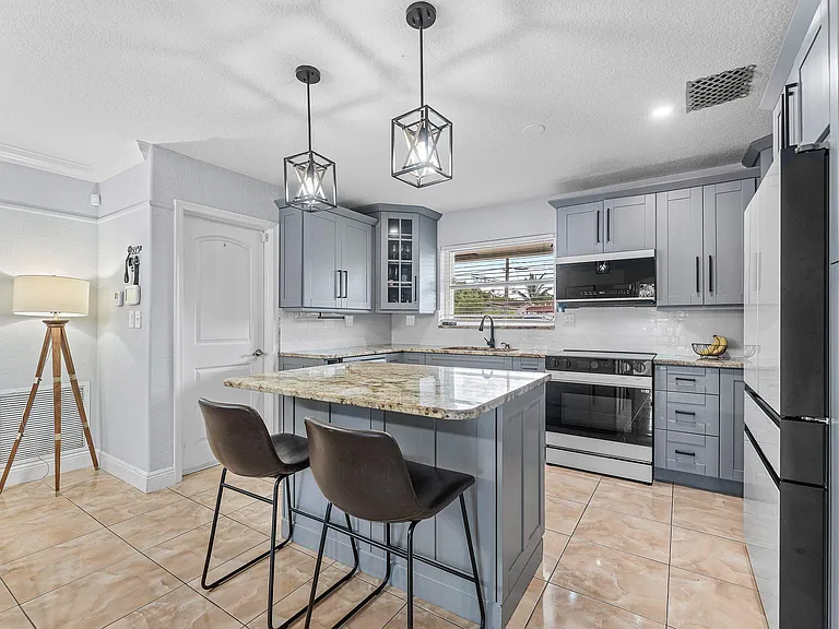4481 SW 37th Ave — Photo 11