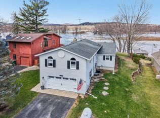 W10126 Schiefelbein Rd, Poynette, WI 53955
