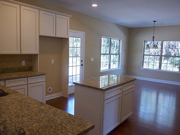4th image of 112 Wellington Cir