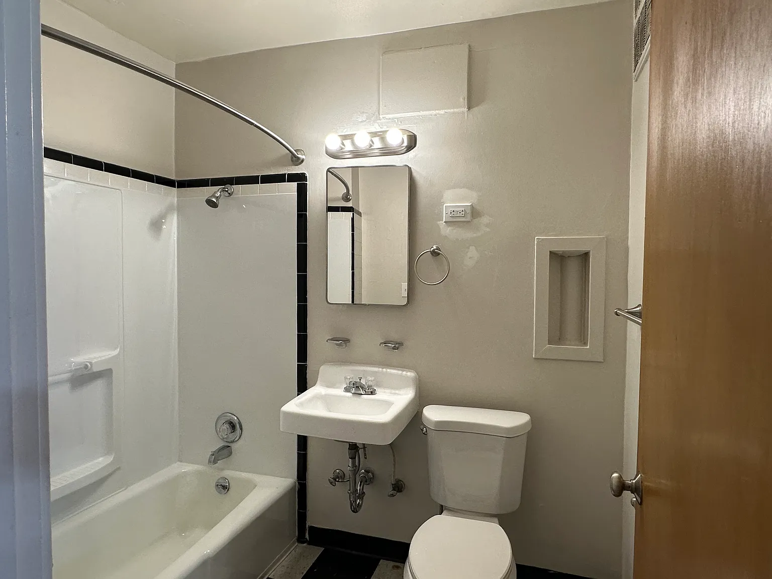 Wellesley Court Apartments — Photo 4
