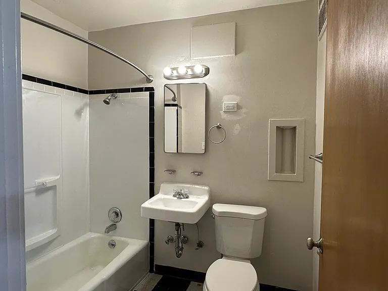 Wellesley Court Apartments — Photo 4