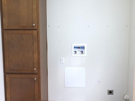 5th image of 639 Hawthorne Ln