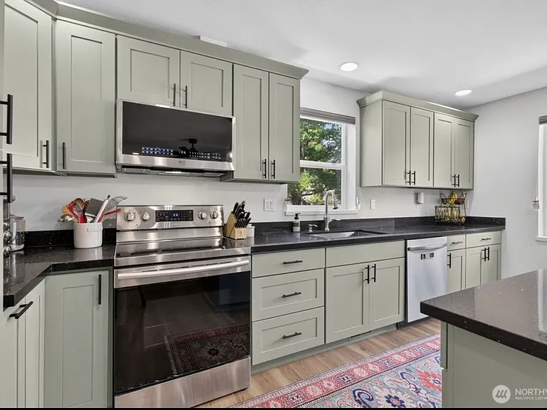 324 E 2nd St #B — Photo 4