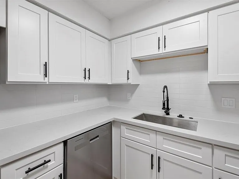 700 Lyle West Ave #A — Photo 8