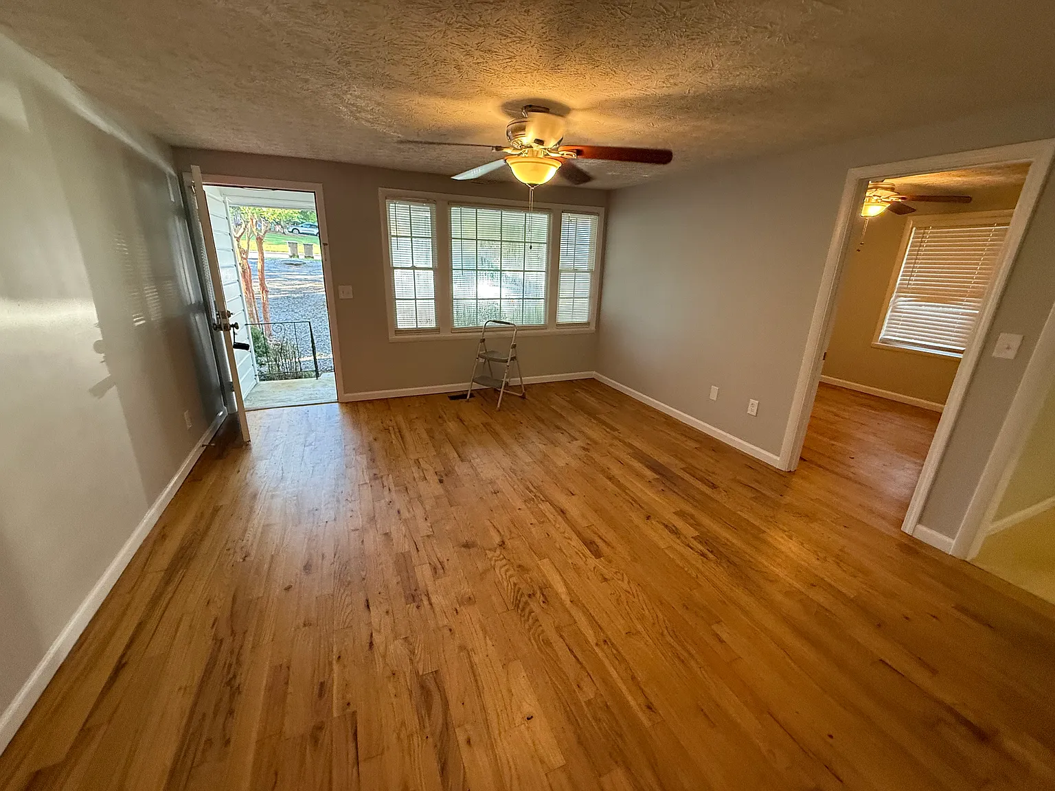 1 bed, 900 sqft, $1,350 — Photo 2