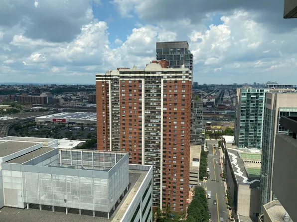 45 River Dr South image 10 of 16