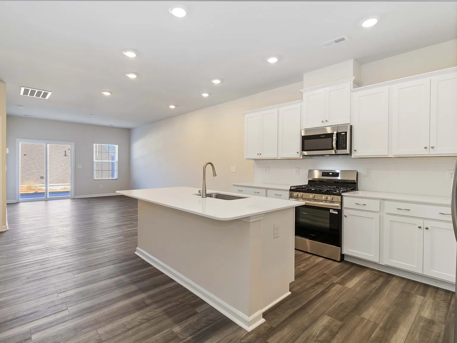 4 bed, 1983 sqft, $1,900 — Photo 2