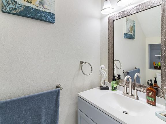 5th image of 139 Clyburn St E #3